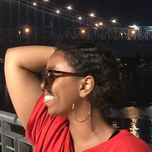 Meet your Posher, Delina